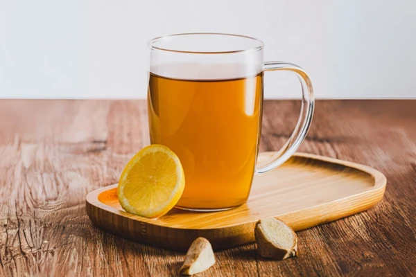 Uklidňující čaj s citrónem a zázvorem