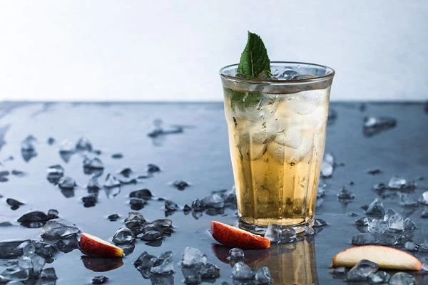 Mátovo-jablečný ledový čaj