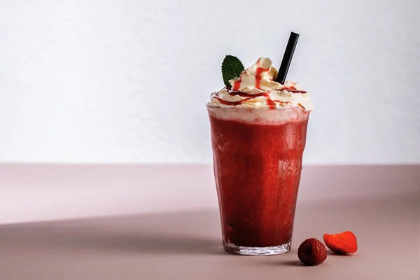 Svěží mátovo-jahodové smoothie