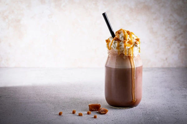 Horká čokoláda se slaným karamelem a toffee polevou