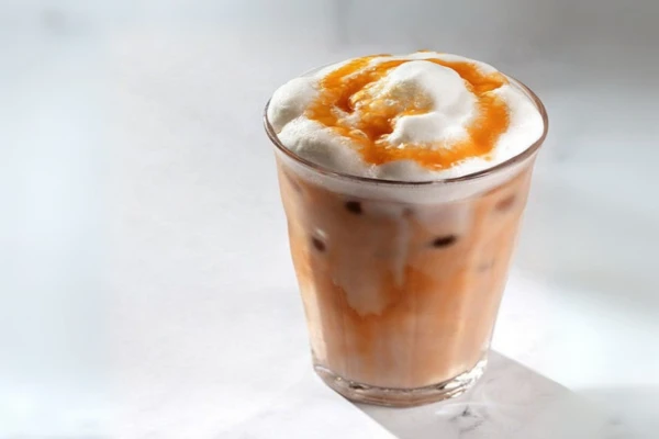 Zamlžené ledové karamelové macchiato