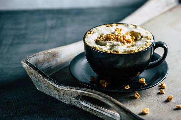 Latte s kousky slaného karamelu