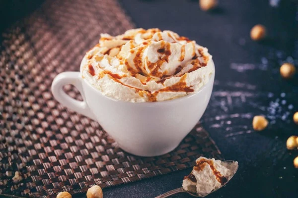 Latte s lískovým oříškem a karamelem