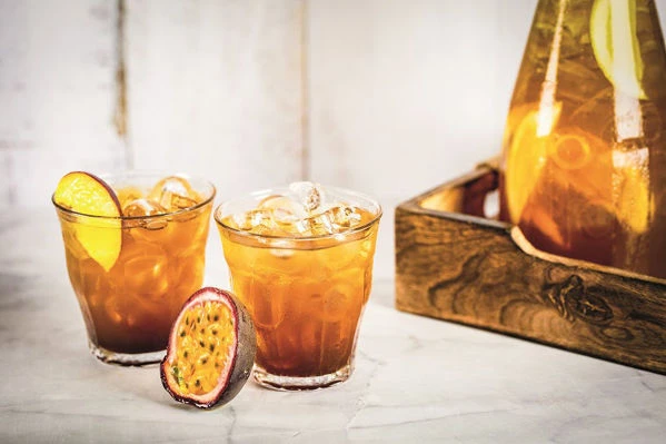 Broskvový nebo marakujový ledový čaj