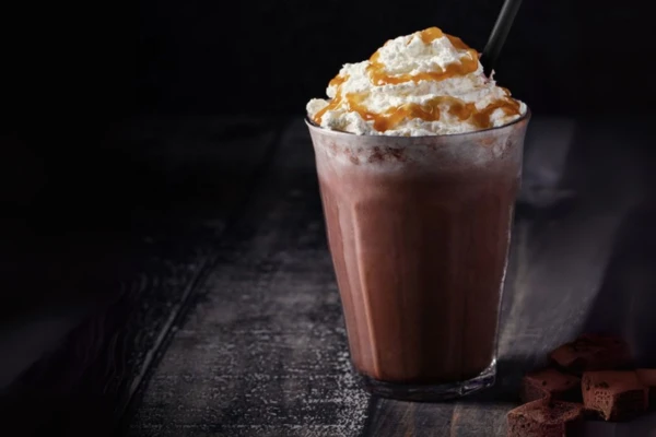 Čokoládové frappé se slaným karamelem