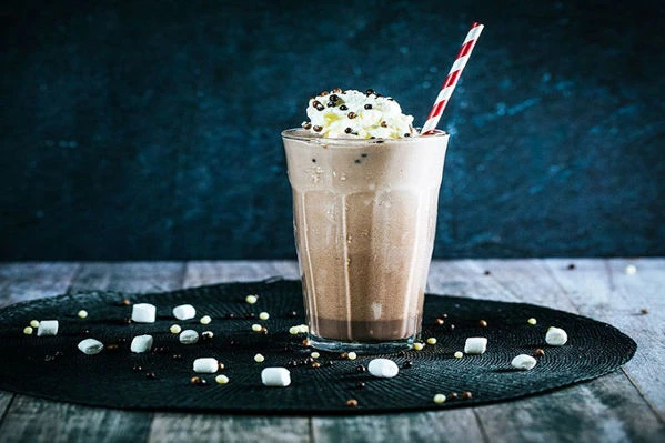 Čokoládový milkshake s mini marshmallow