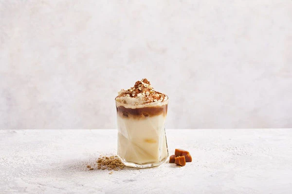 Kávovo-karamelový milkshake s ovesným mlékem