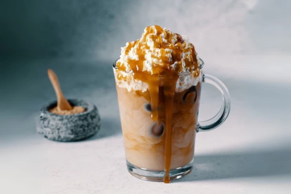 Ledové karamelové latte