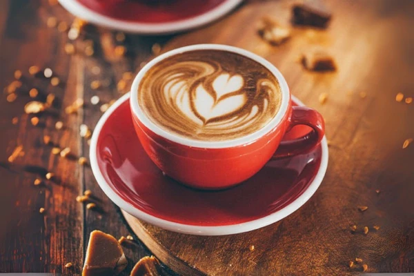 Latte se slaným karamelem